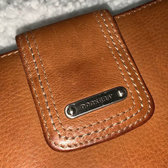 Dockers Genuine Leather Wallet - Picture 5 of 17